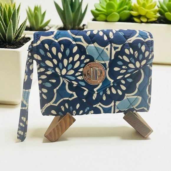 Vera Bradley~ Turn Lock Wristlet/Wallet~ Petal Splash Pattern~ 6.25" x 4.5" - Picture 1 of 11